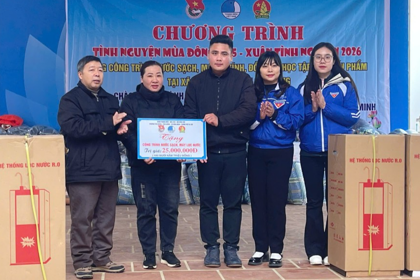 Nhiều phần quà thiết thực được các bạn trẻ trao tặng đến người dân