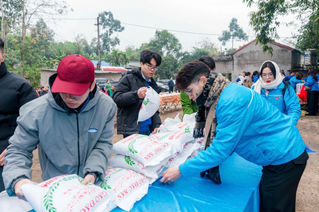Hành trình “Đông ấm” mang mùa xuân về vùng cao