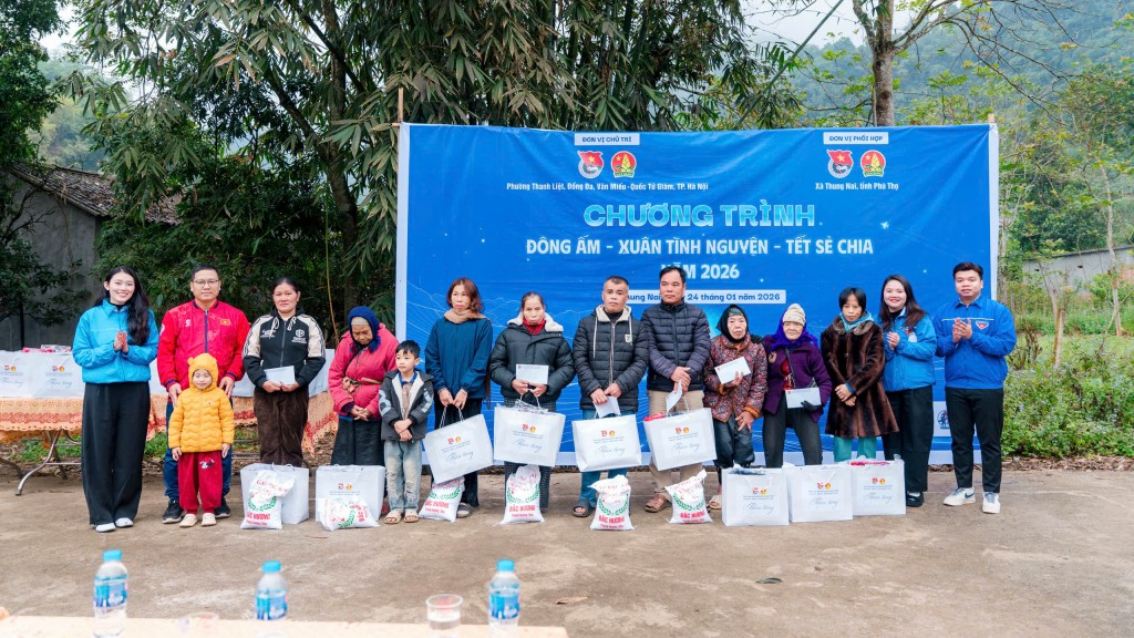 Hành trình “Đông ấm” mang mùa xuân về vùng cao