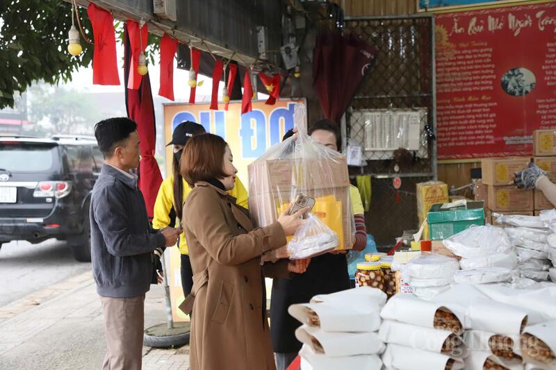Người dân chọn đặc sản quê hương để làm quà biếu. Ảnh: Trọng Tùng