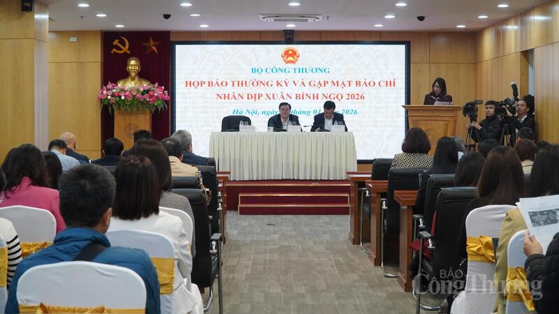 Tại buổi họp báo, lãnh đạo Bộ Công Thương đã giải đáp nhiều câu hỏi của phóng viên báo chí về năng lượng, điện, xăng dầu...