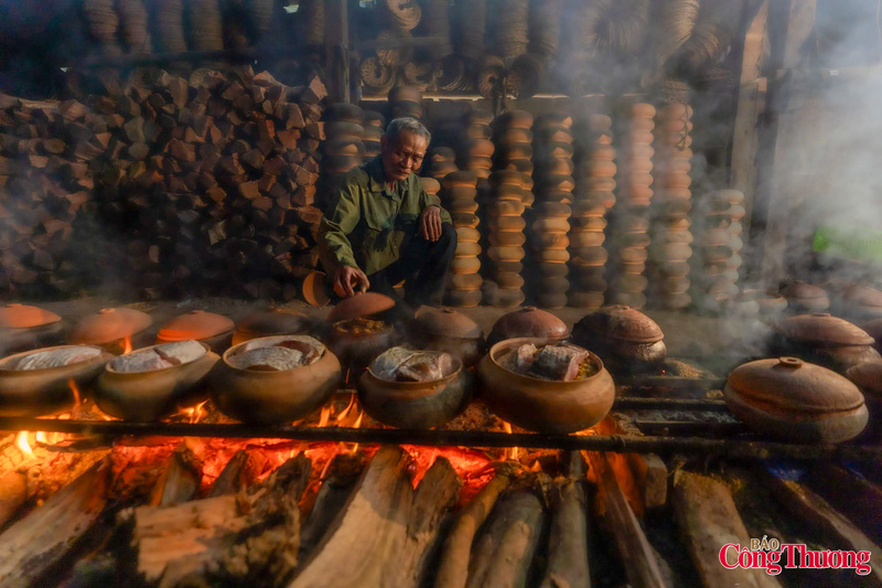 Dù phải đối mặt với khối lượng công việc khổng lồ, các nghệ nhân vẫn giữ vững sự tâm huyết, đảm bảo từng niêu cá đến tay khách hàng đều đạt chất lượng tốt nhất.