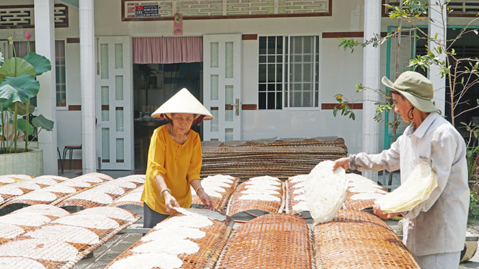 Những ngày giáp Tết, khoảng sân ở làng nghề bánh tráng cù lao Mây rợp giàn phơi bánh, từng phên bánh san sát đón nắng vàng tháng Chạp.