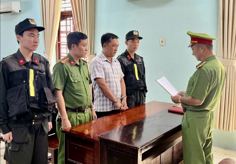 Tống đạt các quyết định khởi tố vụ án, khởi tố bị can đối với Tô Hoàng Dũ - Ảnh: CACC