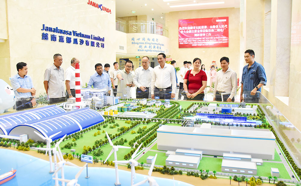 Lãnh đạo tỉnh và đại biểu tham quan mô hình năng lượng Hoa Điện.