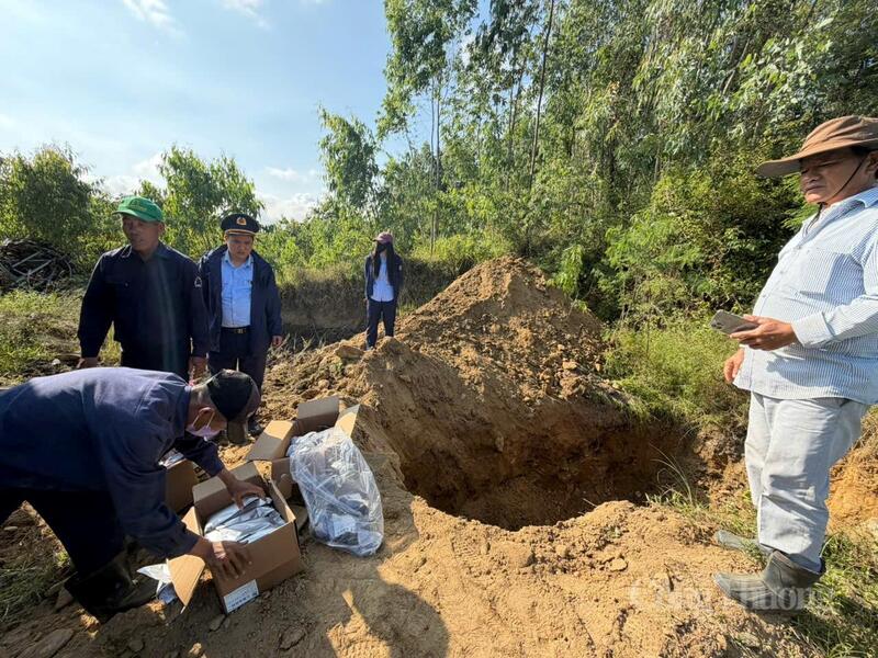 Hiện trường tiêu huỷ 12.450 sản phẩm mỹ phẩm, thực phẩm vi phạm. Ảnh: Vũ Long