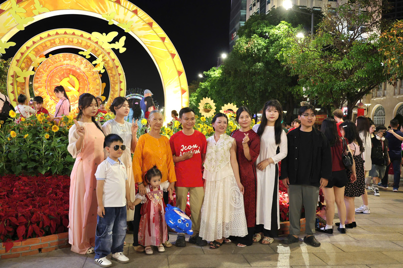 Hàng triệu hình ảnh du xuân hạnh phúc được chia sẻ trên mạng xã hội, trở thành kênh quảng bá hiệu quả cho du lịch TP.Hồ Chí Minh. Ảnh: Minh Anh.