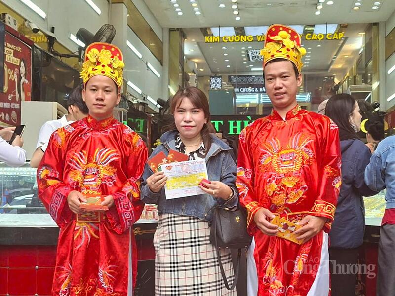 Ở một số cửa hàng, khách hàng sau khi giao dịch mua bán vàng sẽ được cửa hàng lì xì lấy may.