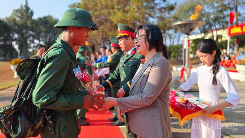 Phó Chủ tịch UBND tỉnh Gia Lai Nguyễn Thị Thanh Lịch động viên thanh niên phát huy truyền thống quê hương anh hùng, vững bước vào môi trường quân ngũ.