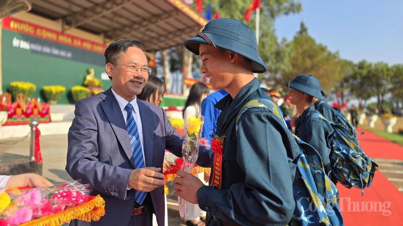 Lãnh đạo phường Pleiku tặng hoa, bắt tay động viên thanh niên lên đường nhập ngũ. Ảnh: Bá Bính