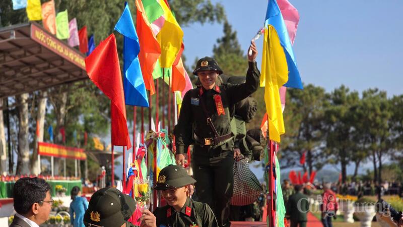 Thanh niên hào hứng, rạng rỡ trước giờ lên đường nhập ngũ.