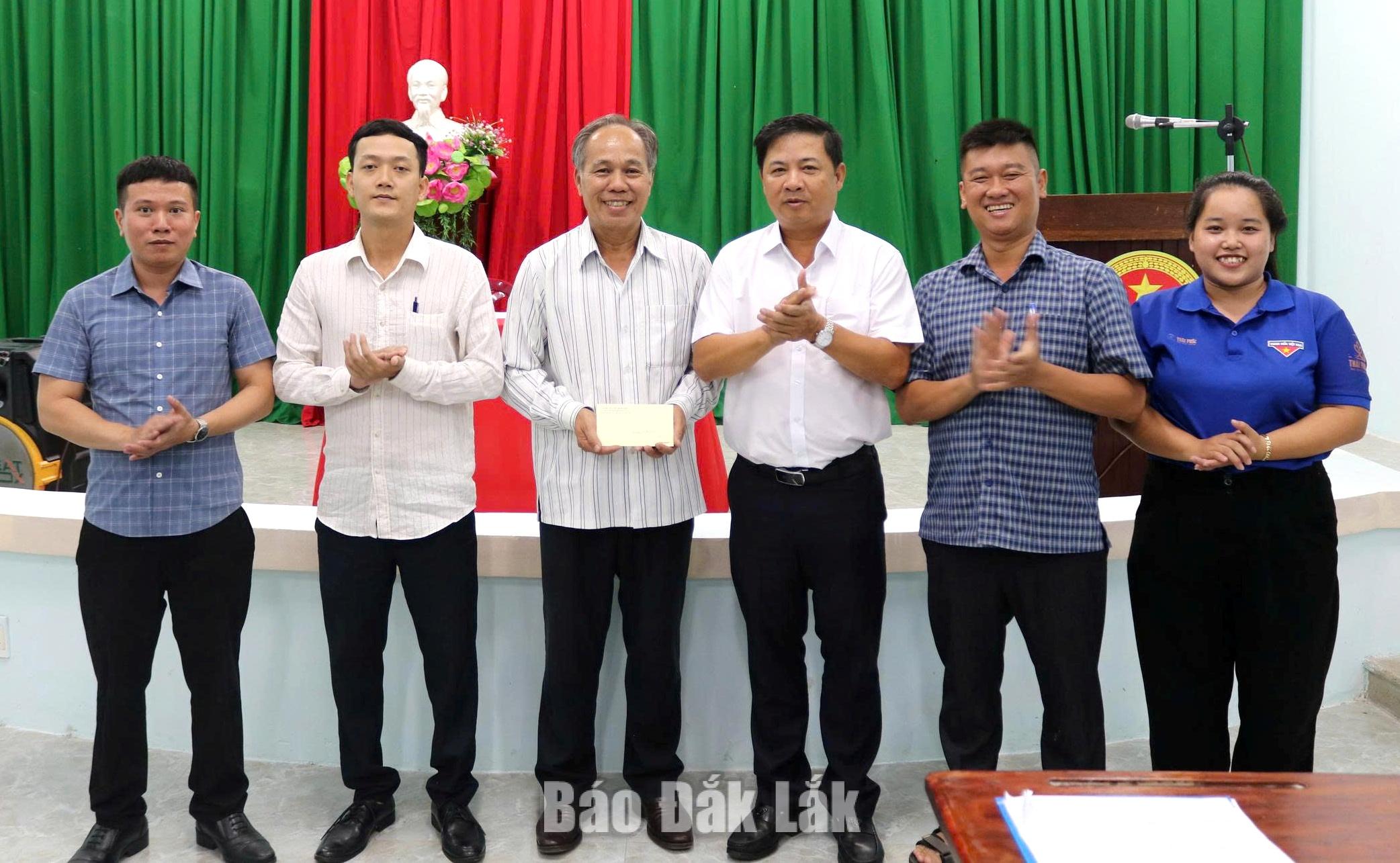Ủy viên Trung ương Đảng, Bí thư Tỉnh ủy Lương Nguyễn Minh Triết tham dự sinh hoạt thường kỳ và tặng quà cho Chi bộ tổ dân phố 4 Tự An thuộc Đảng bộ phường Buôn Ma Thuột.