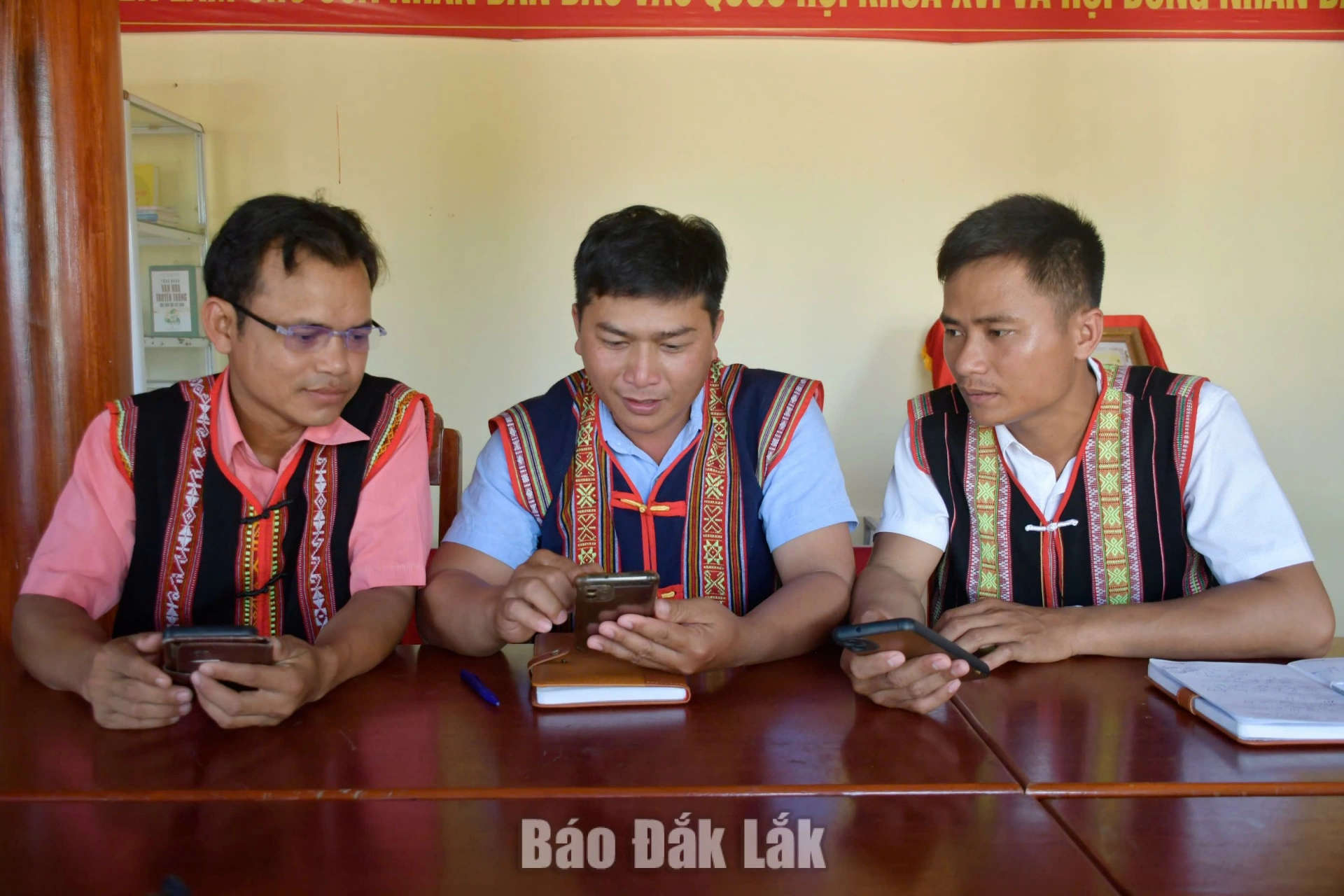 Đảng viên Chi bộ thôn Xí Thoại (Đảng bộ xã Xuân Lãnh) điểm danh trên ứng dụng Sổ tay đảng viên điện tử trước khi vào sinh hoạt chi bộ.