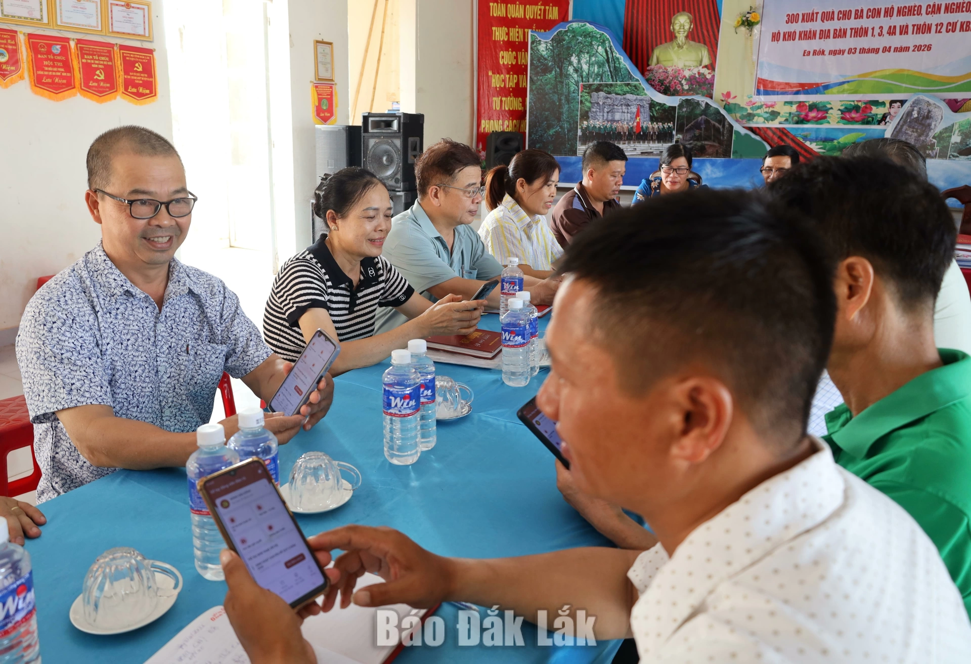 Đảng viên Chi bộ thôn 13, Đảng bộ xã Ea Rốk điểm sử dụng ứng dụng Sổ tay đảng viên điện tử trong sinh hoạt chi bộ thường kỳ.