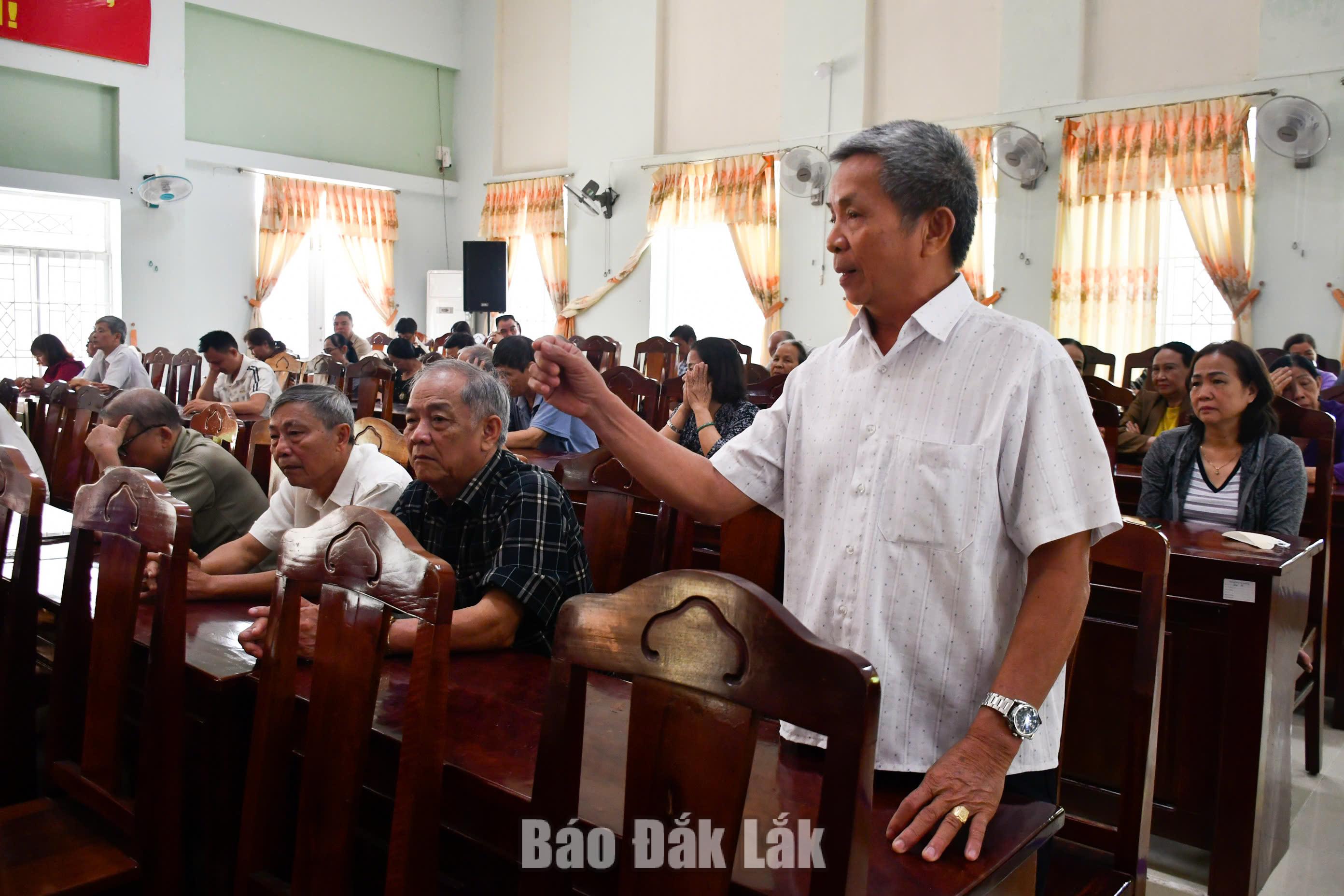 Đảng viên Chi bộ thôn Trung Hòa (Đảng bộ xã Sơn Hòa) nêu ý kiến góp ý tại buổi sinh hoạt thường kỳ.