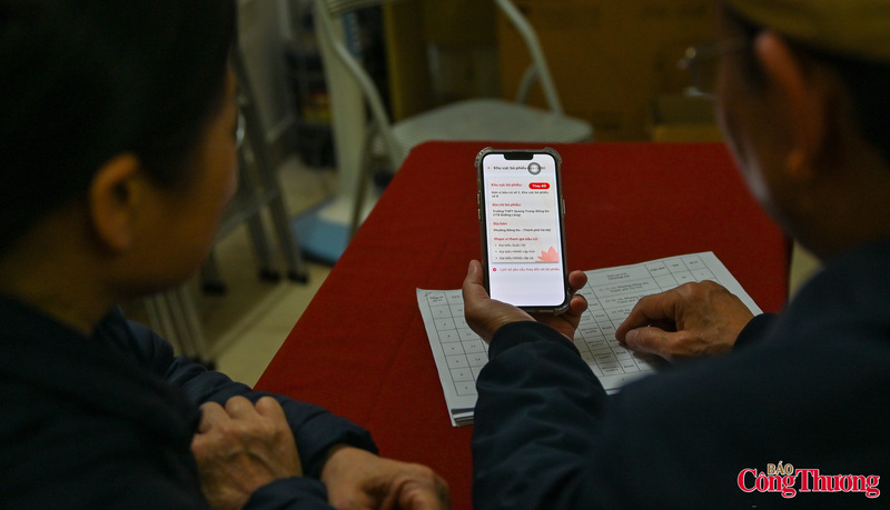 Bên cạnh đó, ông cũng chủ động hướng dẫn người dân sử dụng VNeID để tra cứu, cập nhật và thay đổi thông tin liên quan đến điểm bầu cử khi cần thiết.