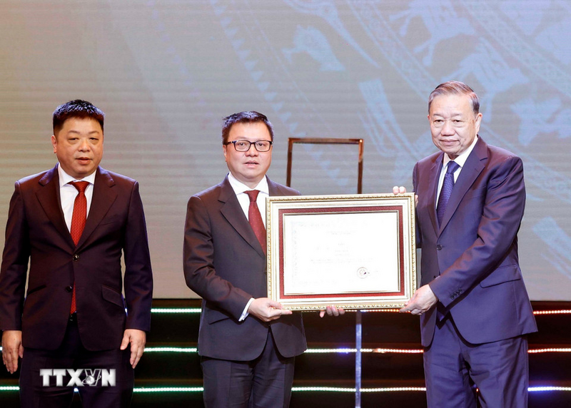 Tổng Bí thư Tô Lâm trao Huân chương Lao động hạng Nhất tặng Báo Nhân Dân. Ảnh: Thống Nhất/TTXVN
