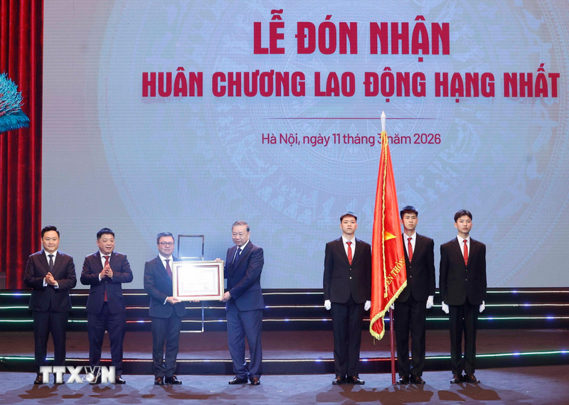 Tổng Bí thư Tô Lâm trao Huân chương Lao động hạng Nhất tặng Báo Nhân Dân. Ảnh: Thống Nhất/TTXVN