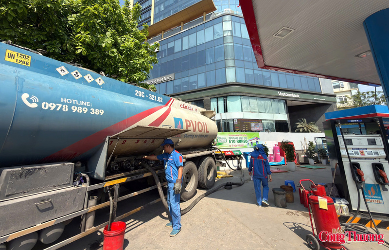 Những ngày qua, các cửa hàng xăng dầu liên tục được bổ sung nguồn cung để phục vụ nhu cầu tiêu dùng của mọi người dân.