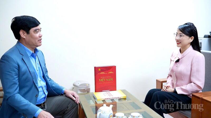 PGS.TS Lê Văn Cường - Phó Viện trưởng Viện Xây dựng Đảng, Học viện Chính trị Quốc gia Hồ Chí Minh trả lời phỏng vấn phóng viên Báo Công Thương. Ảnh: Thái Mạnh