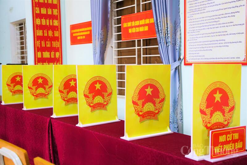 Khu vực bên trong các điểm bỏ phiếu được sắp xếp, bố trí theo nguyên tắc một chiều để đảm bảo trật tự, các bàn chức năng, khu vực viết phiếu, hòm phiếu được sắp xếp khoa học, đảm bảo đúng theo hướng dẫn trong quy trình bỏ phiếu.