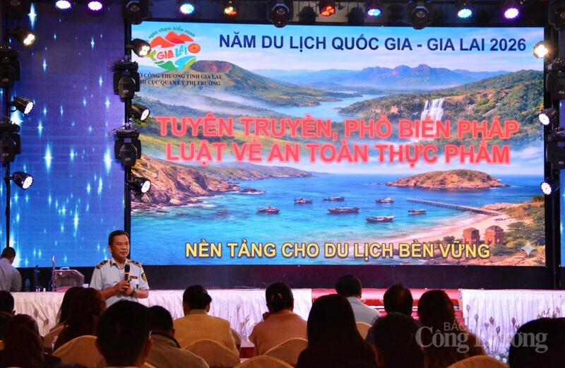 Các đại biểu được phổ biến nhiều nội dung liên quan đến quy định pháp luật về an toàn thực phẩm.