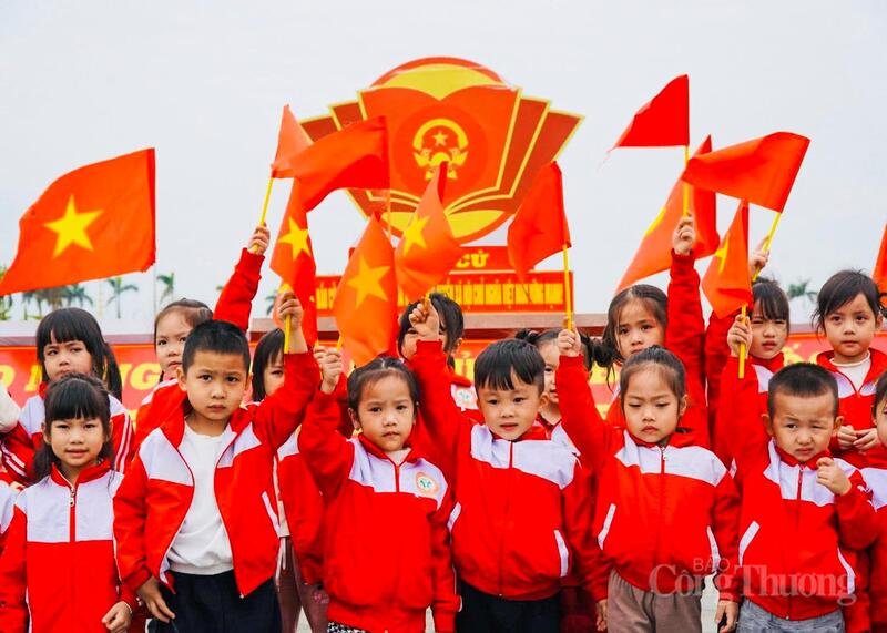 Cùng hoà vào không khí rộn ràng của toàn dân hướng về ngày bầu cử 15/3, hình ảnh các em mầm non rạng rỡ cầm cờ như một biểu tượng đẹp về sự tiếp nối, bồi đắp lòng yêu nước và ý thức công dân từ khi còn nhỏ.