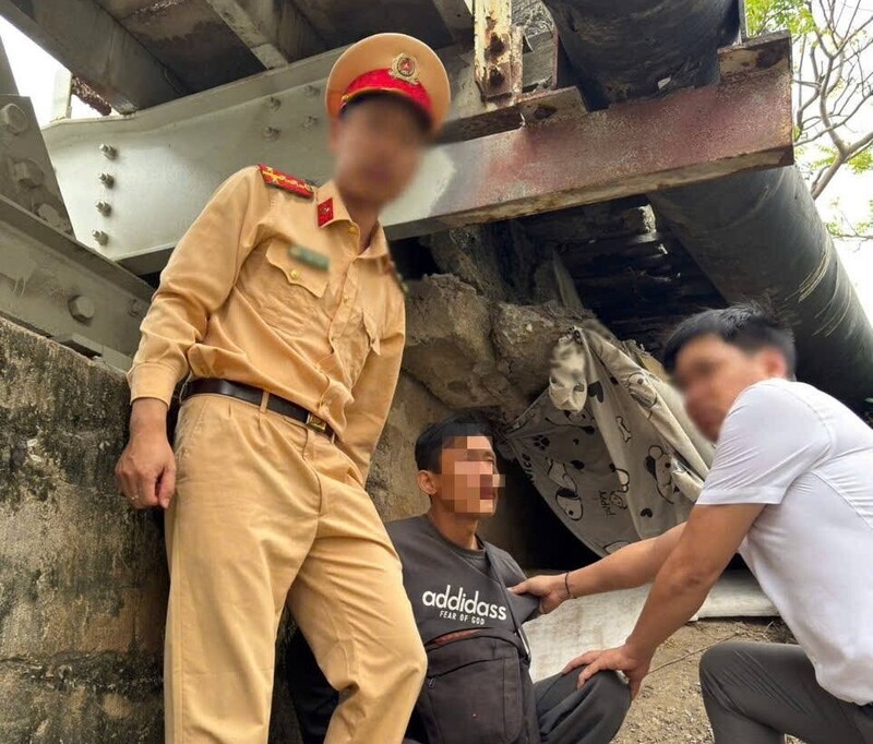 Bắt quả tang một đối tượng tại khu vực cầu Tam Bạc. Ảnh: Cục Cảnh sát giao thông