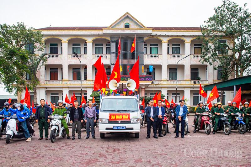 Tại xã Đan Hải, ngay từ sớm, cán bộ và Nhân dân đã cùng nhau ra quân tuyên truyền lưu động, di chuyển qua các trục đường chính trên địa bàn xã.