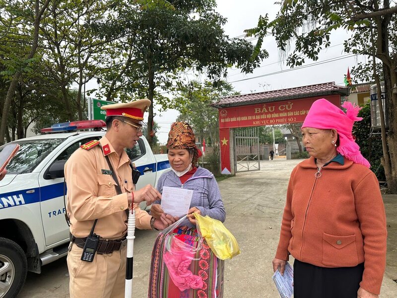 Đẩy mạnh tuyên truyền về an toàn giao thông đến người dân.