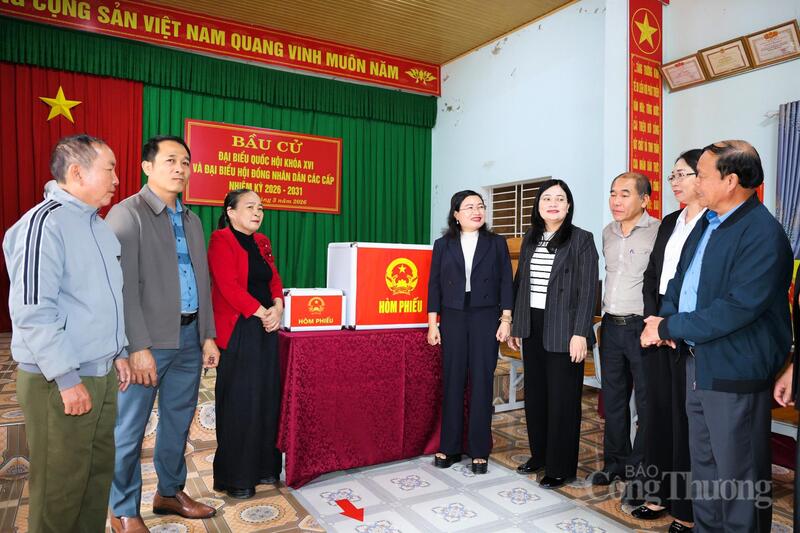 Bà Nguyễn Thị Nguyệt - Phó chủ tịch UBND tỉnh kiểm tra tiến độ thực hiện các nội dung, phần việc chuẩn bị cho bầu cử tại xã Toàn Lưu trong chặng nước rút.