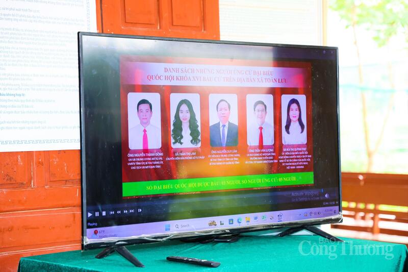 Ngay tại các điểm bỏ phiếu, địa phương đã cho chạy các video tuyên truyền, giới thiệu về các ứng cử viên để người dân nắm rõ.