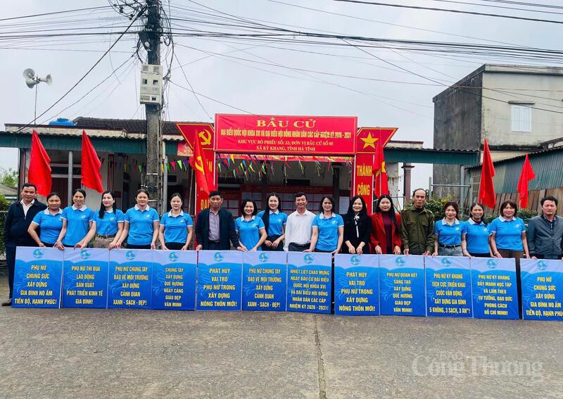Trong ảnh là Hội Phụ nữ xã Kỳ Khang với sản phẩm thiết kế nhỏ gọn nhưng tạo điểm nhấn trong công tác tuyên truyền cho ngày bầu cử.