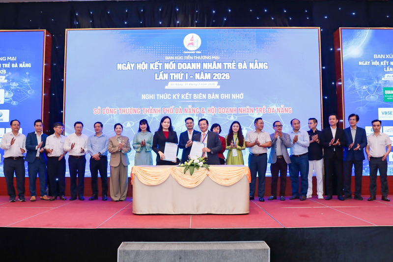 Sở Công Thương Đà Nẵng và Hội Doanh nhân trẻ Đà Nẵng ký biên bản ghi nhớ hợp tác trong đẩy mạnh các hoạt động xúc tiến thương mại, kết nối giao thương cho doanh nhân trẻ thành phố. Ảnh: Bình An