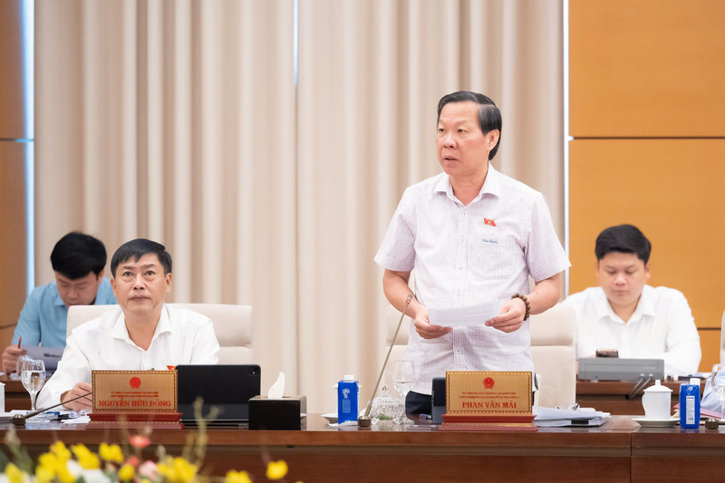 Chủ nhiệm Ủy ban Kinh tế và Tài chính Phan Văn Mãi thông tin tại phiên họp.