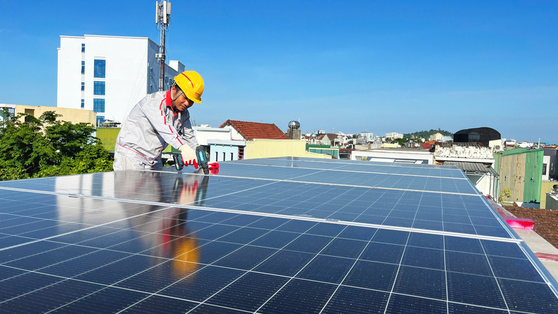 Sở Công Thương Quảng Ngãi đã phối hợp với Công ty Điện lực Quảng Ngãi hướng dẫn người dân và doanh nghiệp trên địa bàn tỉnh thực hiện thông báo, đăng ký phát triển nguồn điện mặt trời mái nhà tự sản xuất, tự tiêu thụ. Ảnh: Tuệ Lâm