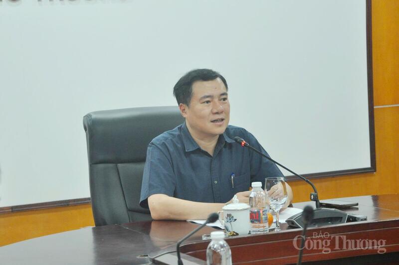 Thứ trưởng Nguyễn Sinh Nhật Tân chủ trì cuộc họp.