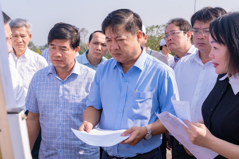 Bí thư Tỉnh ủy Đắk Lắk - Lương Nguyễn Minh Triết (áo xanh, đứng giữa) cùng đoàn công tác khảo sát thực địa tại các dự án trọng điểm trên địa bàn TP. Buôn Ma Thuột.