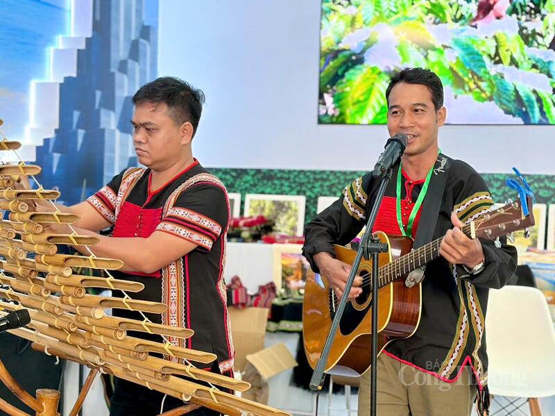 Nghệ nhân đánh đàn T’rưng cùng diễn viên ca biểu diễn các bài hát về Tây Nguyên phục vụ người dân tại hội chợ.