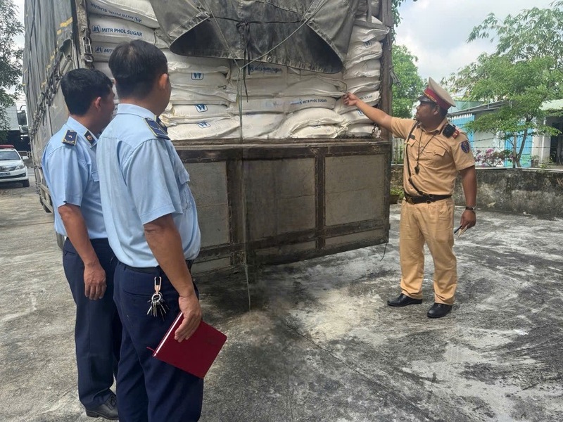 Phát hiện 6 tấn đường tinh luyện nhập lậu. Ảnh: Quản lý thị trường Đà Nẵng