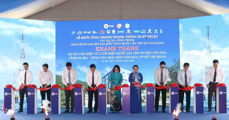 Đại biểu thực hiện nghi thức cắt băng khánh thành Dự án cấp điện từ lưới điện quốc gia cho Đặc khu Côn Đảo. Ảnh: Minh Khuê