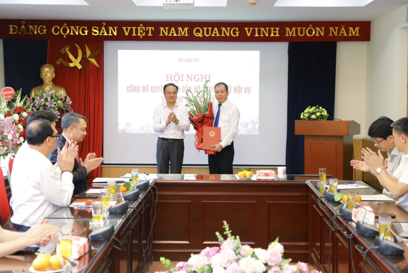 Đồng chí Vũ Chiến Thắng trao Quyết định điều động, bổ nhiệm chức vụ Phó Cục trưởng Cục Quản lý lao động ngoài nước đối với đồng chí Bùi Sỹ Tuấn. Ảnh: BNV