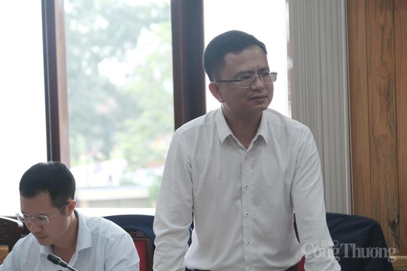 Đại diện Công ty Cổ phần BOT cao tốc Bảo Lộc - Liên Khương báo cáo tại buổi làm việc. Ảnh: Lê Sơn