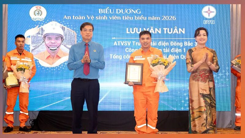 Anh Lưu Văn Tuân được Công đoàn Điện lực Việt Nam biểu dương An toàn vệ sinh viên giỏi tiêu biểu trong EVN. Ảnh: EVNNPT