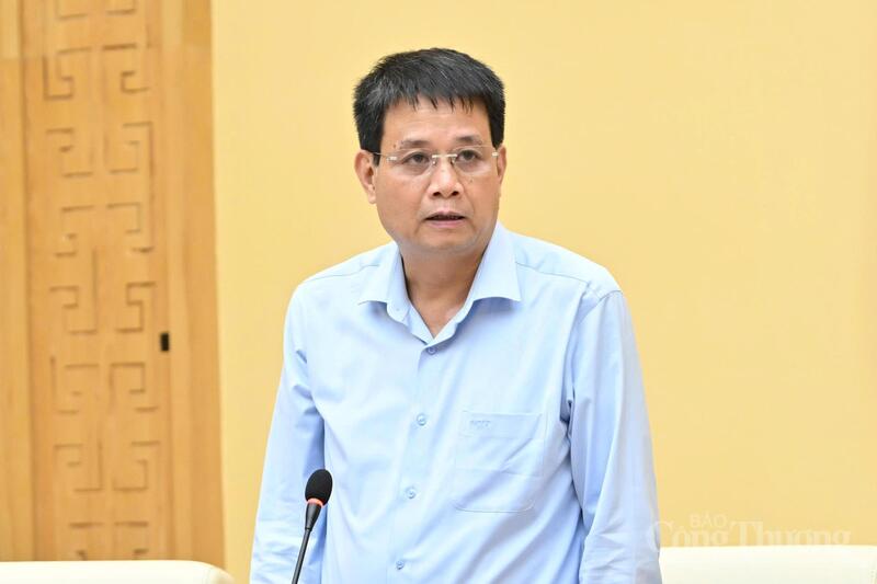 Ông Phùng Mạnh Ngọc - Cục trưởng Cục Hóa chất (Bộ Công Thương) báo cáo tại buổi làm việc. Ảnh: Cấn Dũng