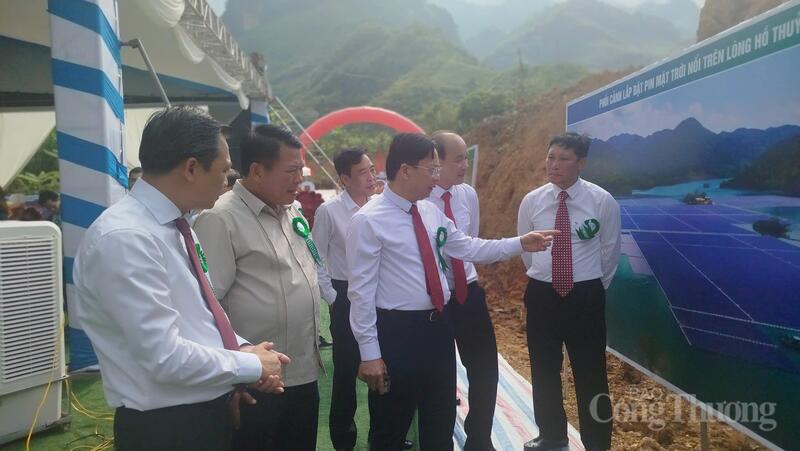 Ông Hoàng Văn Nghiệm, Bí thư Tỉnh ủy Sơn La cùng lãnh đạo tỉnh tham quan khu vực trưng bày phối cảnh Dự án điện mặt trời nổi lòng hồ thủy điện Sơn La. Ảnh: Hải Sơn