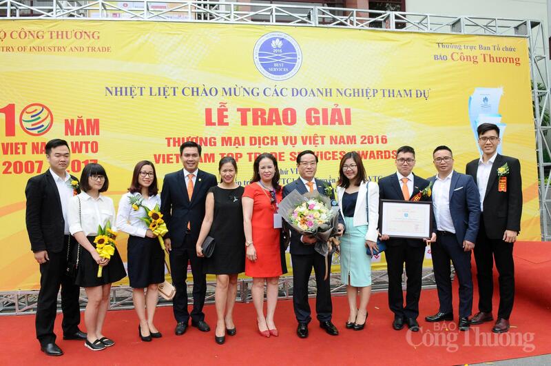 Đại diện doanh nghiệp nhận Giải thưởng Thương mại, Dịch vụ năm 2016. Ảnh: Cấn Dũng