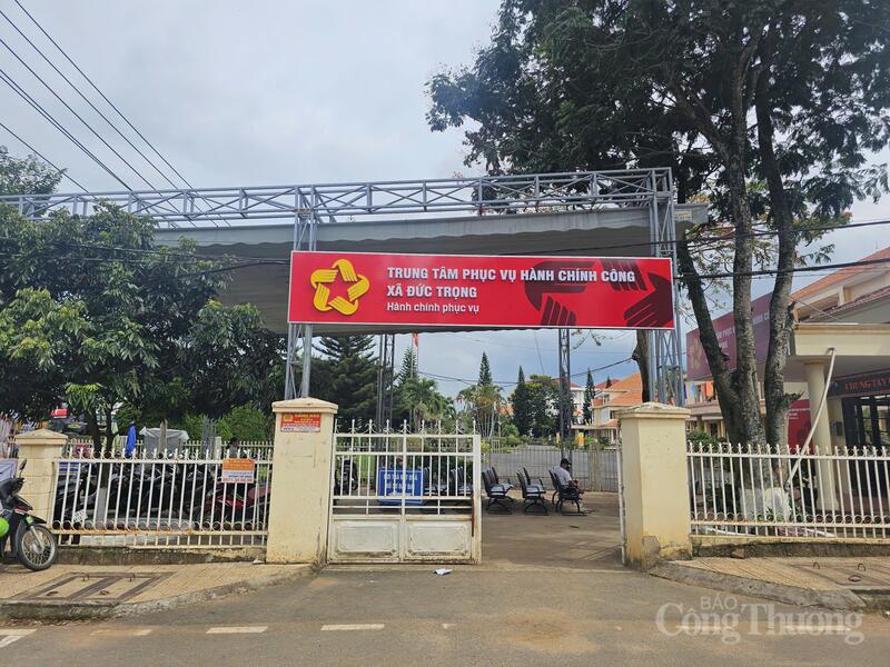 Trung tâm phục vụ hành chính công xã Đức Trọng. Ảnh: Lê Sơn