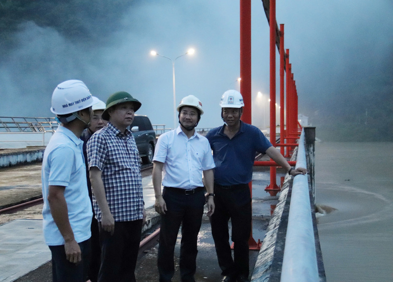 Ông Trịnh Văn Thuận (thứ 2 từ phải sang) cùng Đoàn kiểm tra công tác đảm bảo an toàn đập, hồ chứa thuỷ điện, phòng chống thiên tai, tìm kiếm cứu nạn của Bộ Công Thương làm việc với Nhà máy Thủy điện Bản Vẽ vào tháng 7/2025.