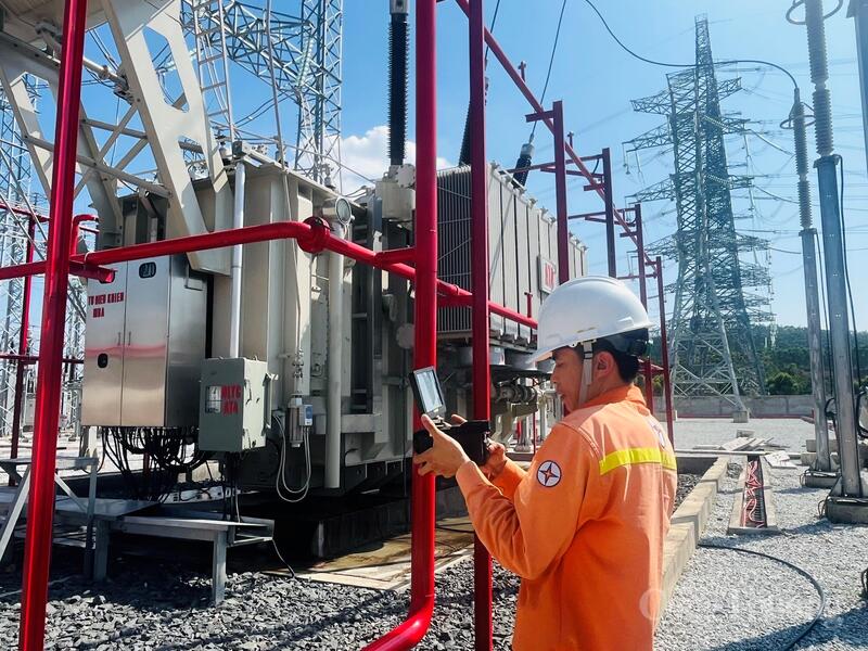 Công nhân sử dụng thiết bị soi phát nhiệt để kiểm tra các điểm đấu nối, kịp thời phát hiện nguy cơ bất thường.